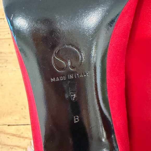 St John Red Satin Embellished Heels Made in Italy Size 7B Elevated Bollywood - Picture 7 of 8